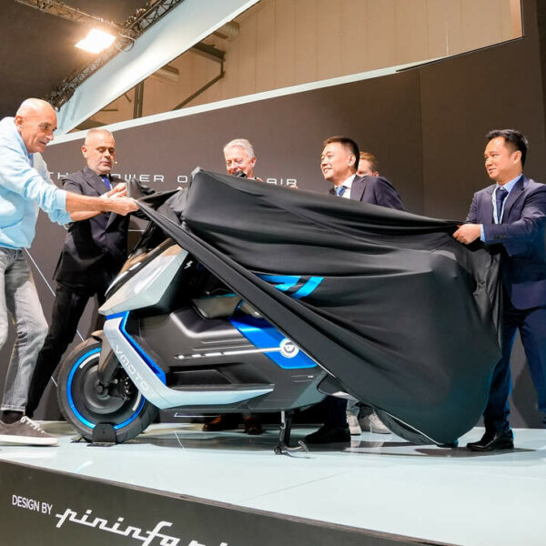 Maxi scooter Vmoto APD MAX Concept designed by Pininfarina